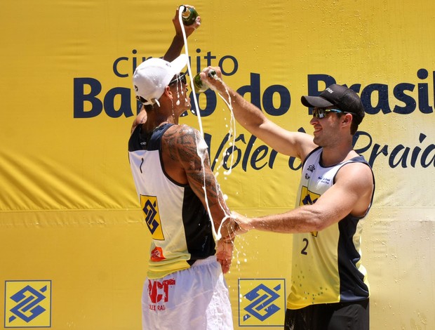 Luciano e Bruno Schmidt pódio Porto Alegre (Foto: Alexandre Arruda/CBV)