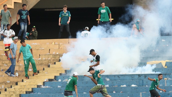 Torcida do Goiás em confusão no Serra Dourada (Foto: Zuhair Mohamad/O Popular)