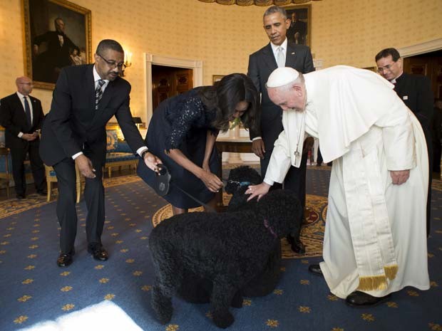Michelle Obama apresenta os cachorros da família Obama ao Papa Francisco durante sua visita à Casa Branca nesta quarta-feira (23)  (Foto: L'Osservatore Romano via AP)