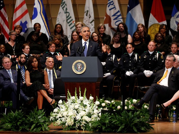 O presidente dos EUA, Barack Obama, fala durante homenagem a cinco policiais mortos por um atirador no Morton H. Meyerson Symphony Center, em Dallas, na terça (12)
