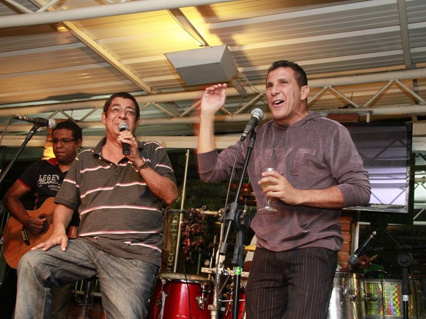 Zeca Pagodinho e Eri Johnson em festa no Rio (Foto: Isac Luz/ EGO)