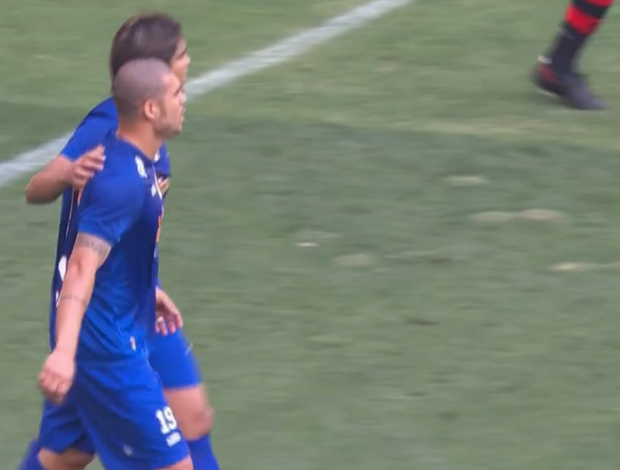 Marcelo Moreno avisa companheiro que bola, na verdade, foi para fora (Foto: Reprodução SporTV)