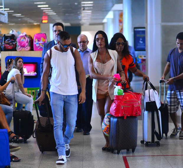Gracyanne Barbosa e Belo no aeroporto (Foto: Willian Oda / AgNews)