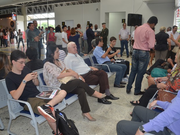 Passageiros esperam embarque no aeroporto de Araraquara, SP (Foto: Felipe Turioni/G1)