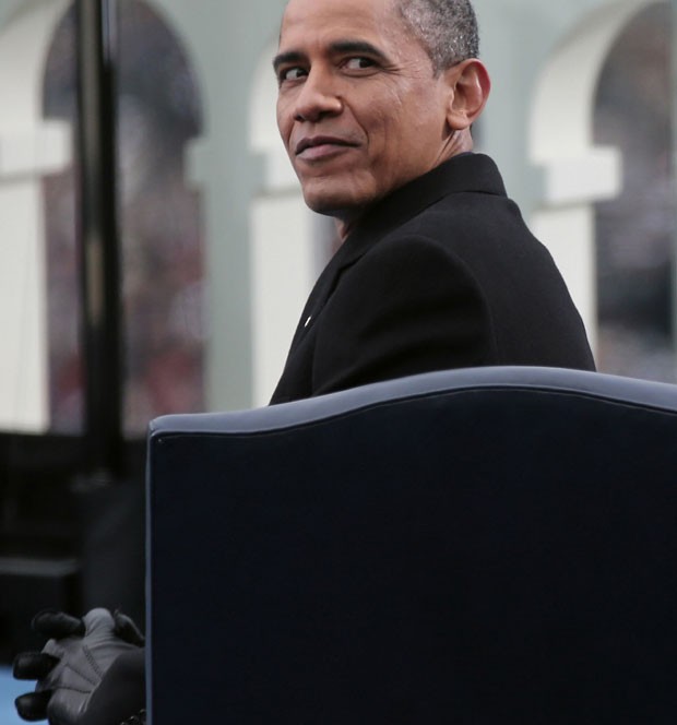 Obama reage ao sentar em sua cadeira durante a cerimônia de juramento no Capitólio. (Foto: Win McNamee/Reuters)