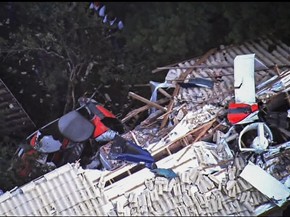 Detalhe dos destroços do helicóptero que caiu sobre um imóvel na Grande São Paulo. Segundo os bombeiros quatro pessoas morreram no acidente (Foto: Reprodução/GloboNews)