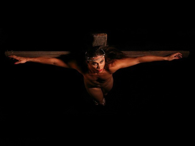 Uma das imagens do translendário 2013 mostra a crucificação (Foto: Divulgação)
