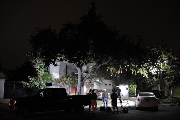 Equipe de TV diante de casa de suposto diretor de filme anti-islâmico no subúrbio de Los Angeles, nesta quinta (13) (Foto: Joe Klamar / AFP)