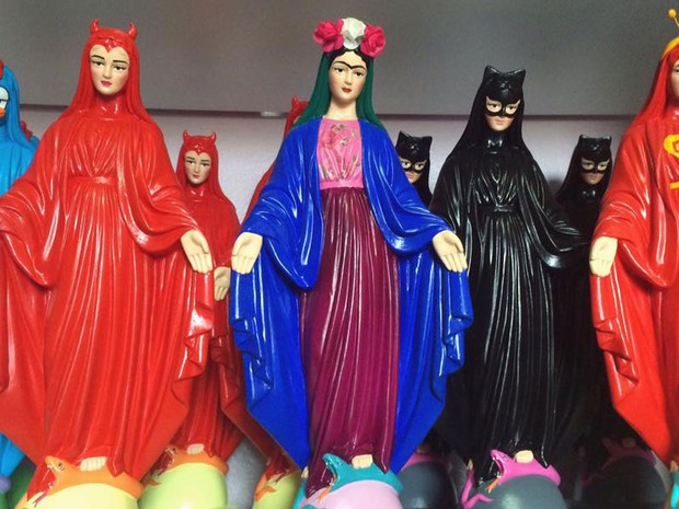 Estatuetas de santos com rostos e vestes de personagens famosos vendidas em loja de Brasília (Foto: Ana Smile/Divulgação)