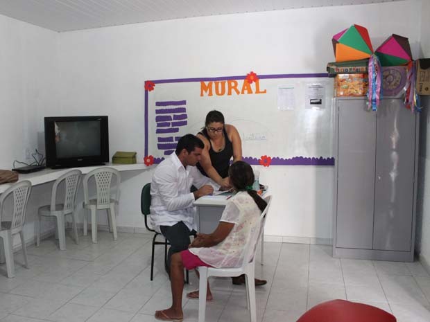 Atendimento em sala de aula na comunidade Olho D'água‏ (Foto: Gilcilene Araújo/G1)