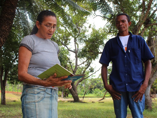 Maria Aparecida, 56 anos, aprendeu a ler após a chegada do projeto no assentamento onde mora (Foto: Patrícia Andrade/G1)