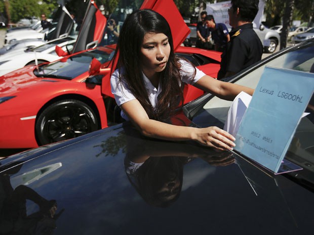 Oficial da alfândega de Bangcoc mostra Lexus apreendido (Foto: Damir Sagolj/Reuters)