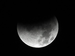 Eclipse lunar visto de Portland, em Oregon, noroeste dos EUA (Foto: AP Photo/Rick Bowmer)