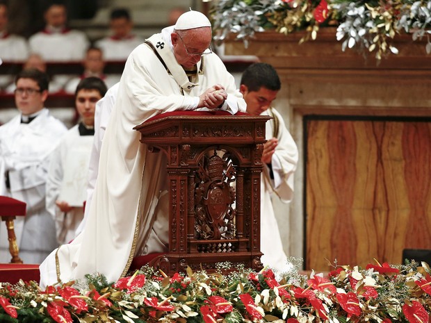 O Papa Francisco se ajoelha durante Missa de Natal na Basílica de São Pedro, no Vaticano, na quinta (24) (Foto: Reuters/Tony Gentile)