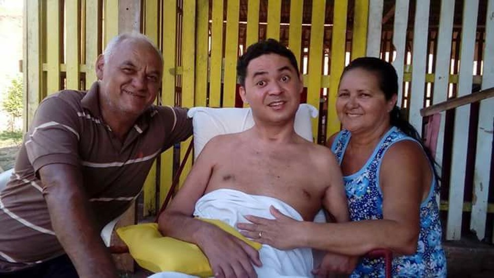 Rodrigues e os pais que devem acompanhar ele ao show de Bruno e Marrone (Foto: Arquivo da Família)