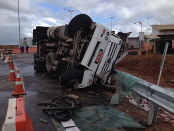 Caminhão está tombado na pista desde a quinta (Foto: Kety Marinho/TV Globo)