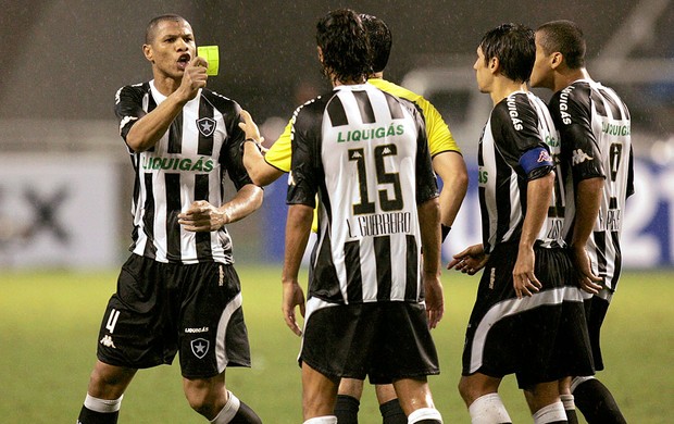 Andre Luis com cartão amarelo do juiz na partida Botafogo x Estudiantes 05/11/2008