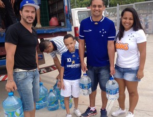 Torcedores do Cruzeiro levam água para doar para Governador Valadares (Foto: Divulgação/Cruzeiro)
