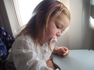 Criança no avião (Foto: Coisas de Mãe/Patrícia Papp)