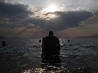 Gregos com deficiências nadam graças a cadeira a energia solar
