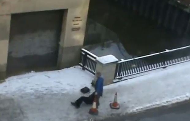 Vídeo mostra várias pessoas escorregando em calçada em Norwich (Foto: Reprodução)