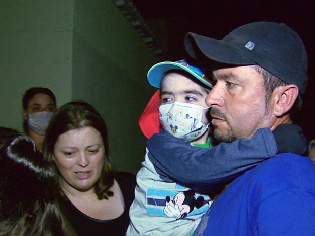 Menino Pedrinho volta para casa em Muzambinho após receber transplante de medula (Foto: Reprodução EPTV)