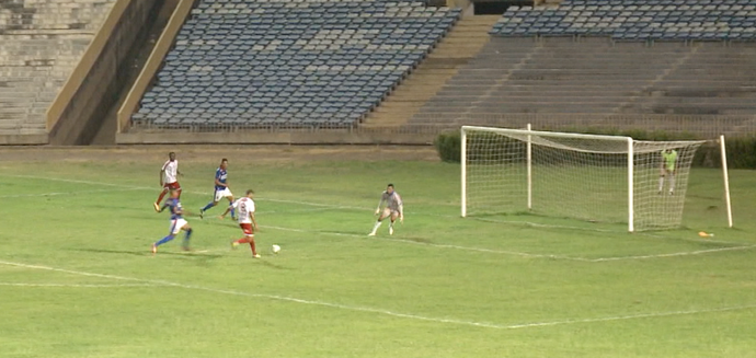 Atacante isola em lance impressionante na Copa Piauí (Foto: TV Clube)