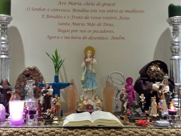 Esse é o altar onde a Alexandra reza sempre. Uma fofura! (Foto: Arquivo Pessoal)