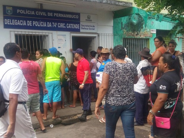 Pessoas se aglomeram na frente da Delegacia de Catende  (Foto: Divulgação/Polícia Militar)
