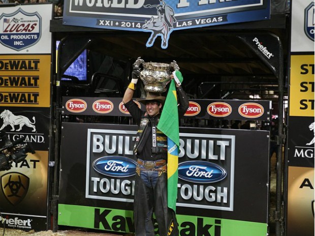 Atleta de Pilar do Sul levanta o troféu conquistado neste domingo (26) (Foto: André Silva/ PBR Brasil) Atleta de Pilar do Sul levanta o troféu conquistado neste domingo (26) (Foto: André Silva/ PBR Brasil)