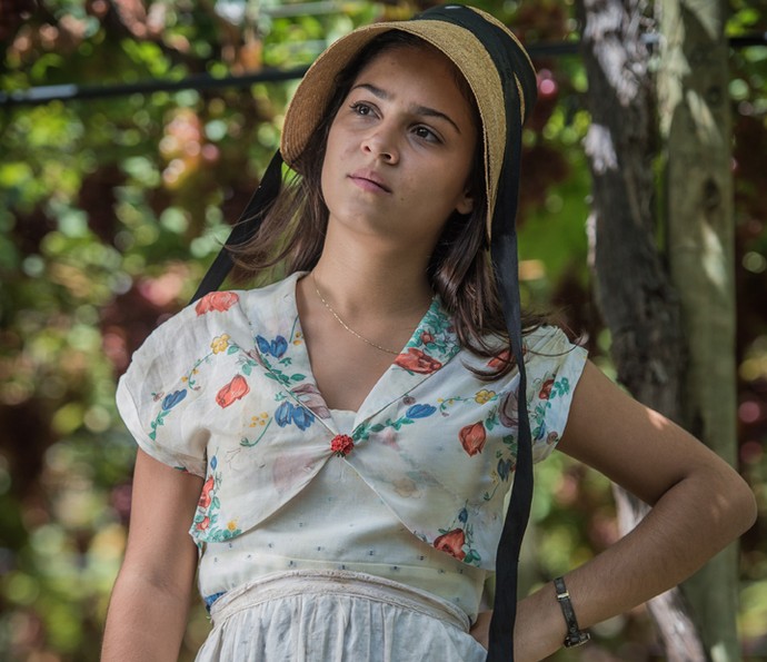 Olívia é uma das filhas de Santo com Luzia; quem interpreta a jovem é a atriz Giullia Buscacio (Foto: Caiuá Franco/ Globo)