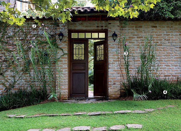Harmonia de plantas: sob a sombra do plátano (1), a trepadeira falsa-vinha (2) cresce no muro de tijolos aparentes, ladeada pela arbustiva orquídea-bambu (3) e pela moreia-branca (4) (Foto: Casa e Jardim) Harmonia de plantas: sob a sombra do plátano (1), a trepadeira falsa-vinha (2) cresce no muro de tijolos aparentes, ladeada pela arbustiva orquídea-bambu (3) e pela moreia-branca (4) (Foto: Casa e Jardim)
