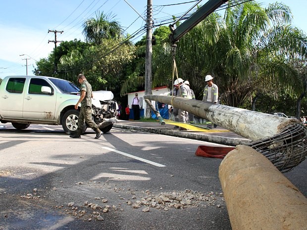 G1 - Carro Derruba Poste E Deixa Parte Da Zona Centro-Sul De Manaus Sem ...