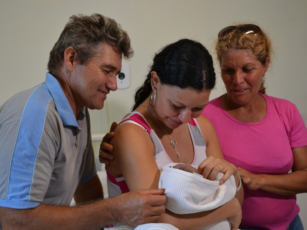 Com o filho nos braços, Pâmela é acompanhada da mãe e do padrasto no hospital (Foto: Leandro Abreu/G1 MS)