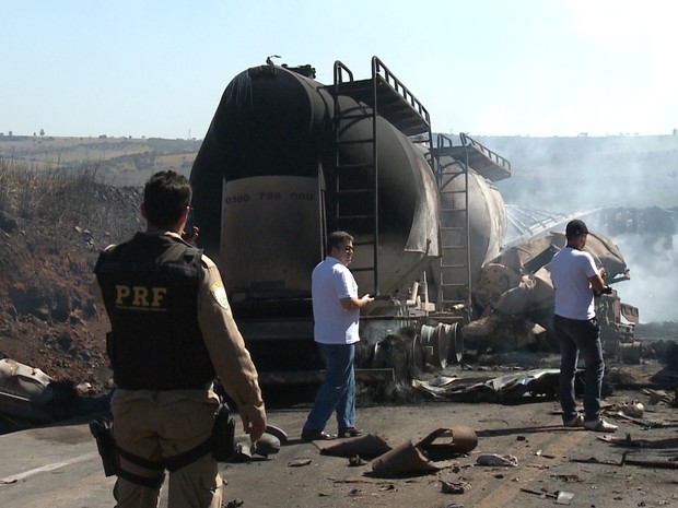 Carretas colidem e pegam fogo na BR-262 entre Uberaba e Araxá (Foto: Reprodução/ TV Integração)