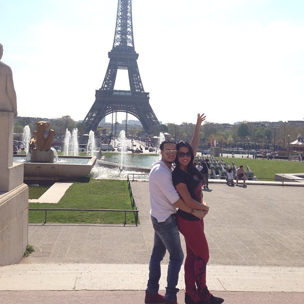 Gracyanne e Belo na Torre Eiffel (Foto: Instagram)