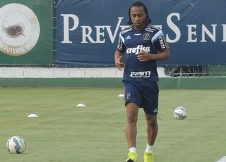 Em recuperação, Arouca e Fellype Gabriel correm em campo