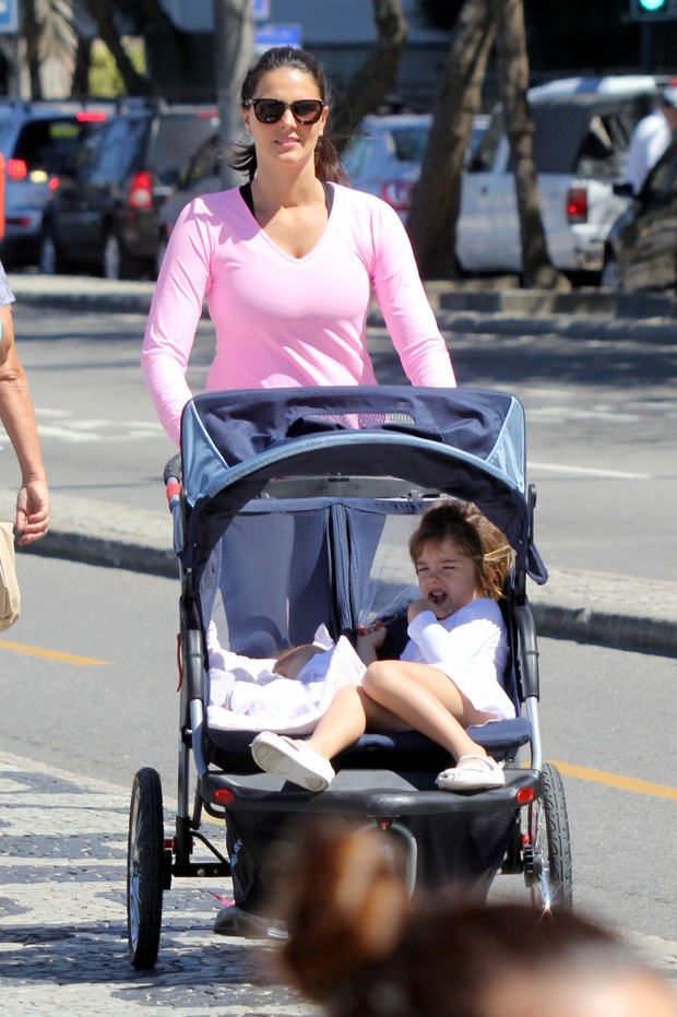 Daniella Sarahyba passeia com os filhos  (Foto: J.Humberto / AgNews)