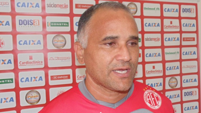 Oliveira Canindé, técnico do América-RN (Foto: Jocaff Souza/GloboEsporte.com)