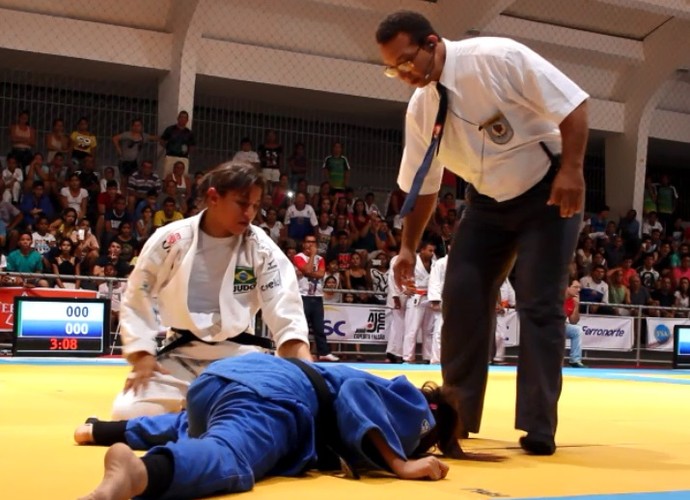 Sarah estrangula Lílian Lopes na Copa AJEF (Foto: Josiel Martins ) Sarah estrangula Lílian Lopes na Copa AJEF (Foto: Josiel Martins )