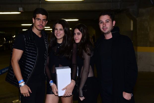 Enzo e Sophia Celulari e amigos no show de Biber (Foto:  Leo Franco/ AgNews)