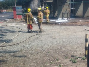 Bombeiros trabalham em área de explosão de caldeira (Foto: VC no ESTV)