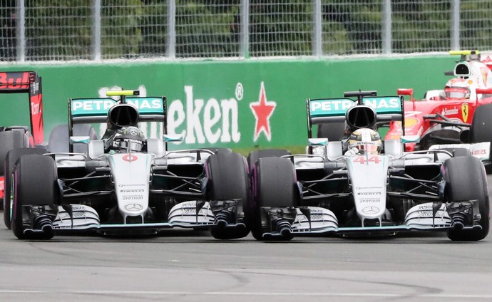 Nico Rosberg e Lewis Hamilton se tocam na largada do GP do Canadá (Foto: AP)