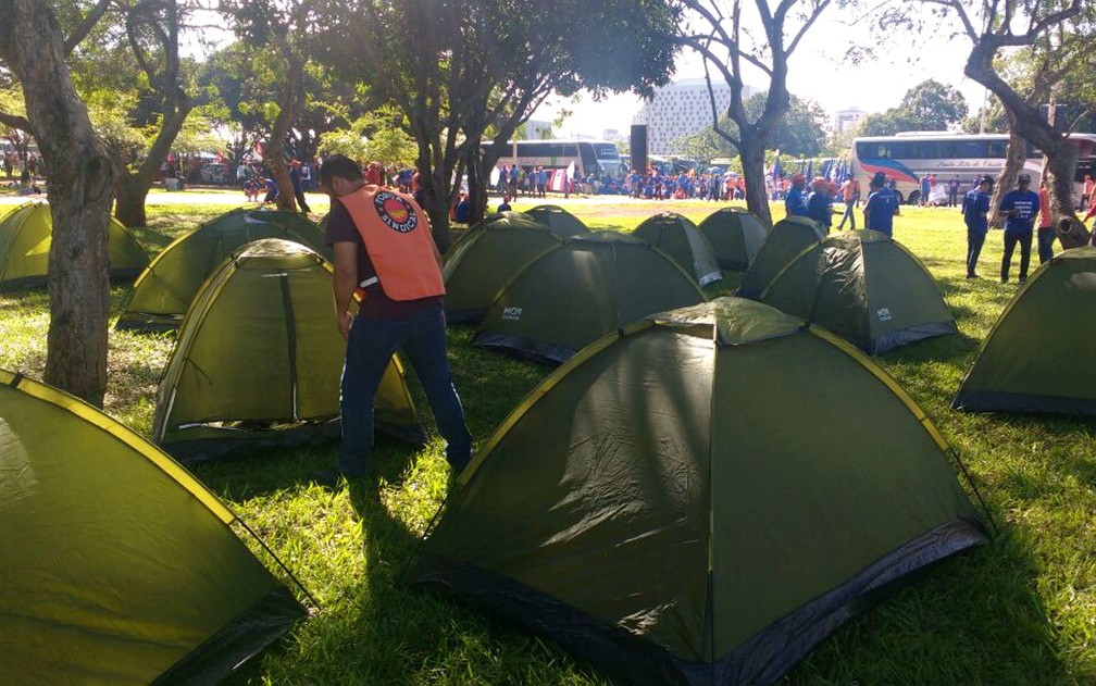 Membros de sindicatos e movimentos sociais acampam na Esplanada dos Ministérios, em Brasília, a espera de ato contra Michel Temer (Foto: Elielton Lopes/G1)