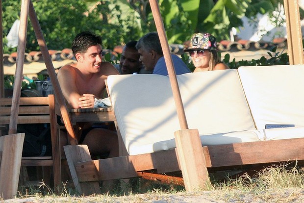 Marcelo Adnet com loira em quiosque da praia (Foto: Marcos Ferreira / Foto Rio News)