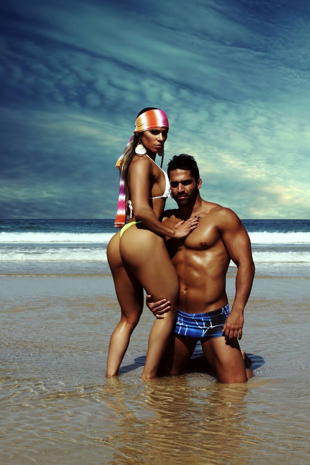 Vívian Cristinelle	, Miss Bumbum Minas Gerais, faz ensaio sensual ao lado de modelo (Foto: Divulgação MBB4)