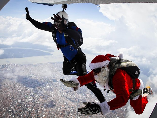 Papai Noel radical salta de paraquedas em belém (Foto: Tarso Sarraf/O Liberal)