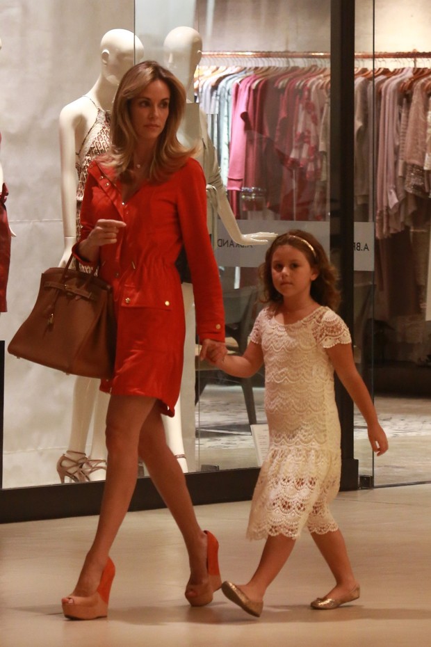 Ana Furtado passeia com a filha em shopping no Rio (Foto: Dilson Silva/AgNews)