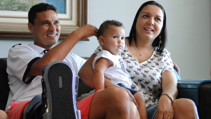 Emerson com filho Tiago e a esposa Renata (Foto: Mauricio Paulucci)