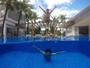 Bruno Gissoni mostra boa forma e bom humor em dia de piscina